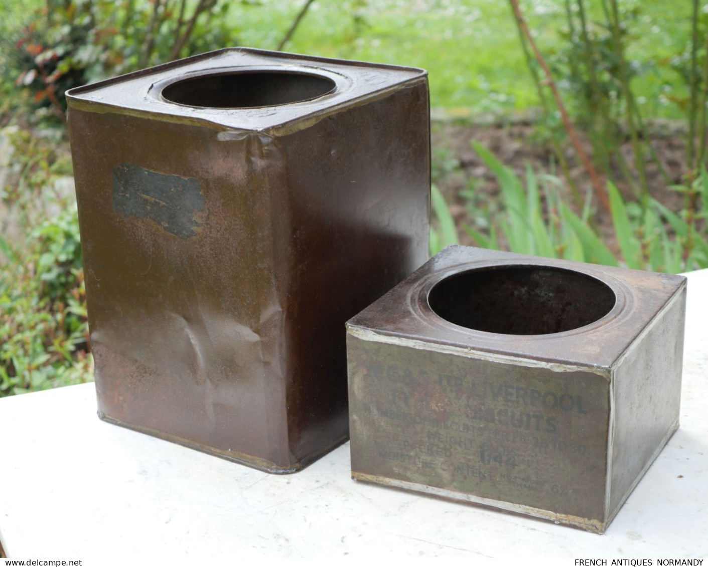 W/|\ D - lot de deux boites de ration britanniques terrain Normandie 1944 WWII Deux boites à biscuits, les deux modèles,