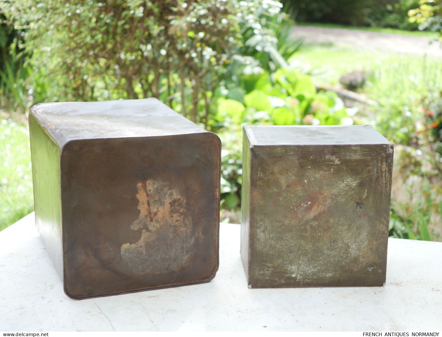 W/|\ D - lot de deux boites de ration britanniques terrain Normandie 1944 WWII Deux boites à biscuits, les deux modèles,