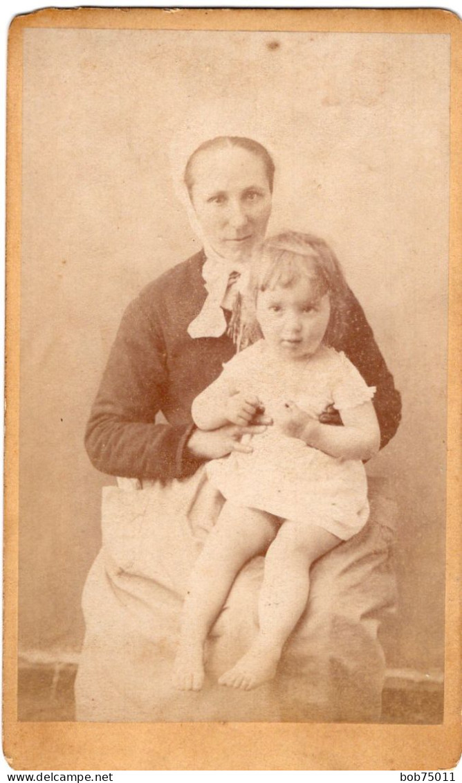Photo CDV D'une Femme Avec Sa Petite Fille Posant Dans Un Studio Photo Avant 1900 - Old (before 1900)