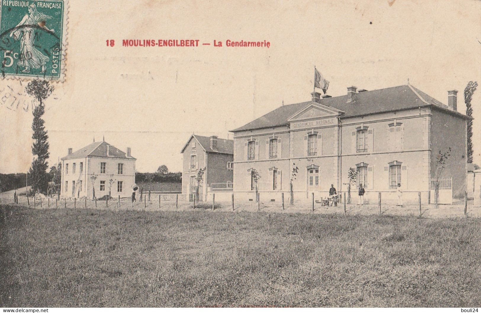 BE23  -  MOULINS ENGILBERT DANS LA NIEVRE  LA GENDARMERIE  PETIT PLI BORD DROIT  CPA  CIRCULEE - Moulin Engilbert