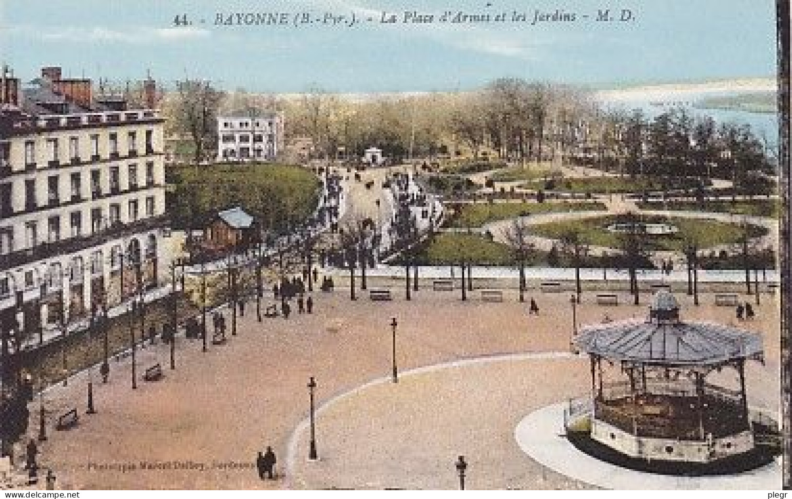 0-64102 01 33+19 - BAYONNE - LA PLACE D'ARMES ET LES JARDINS - Bayonne