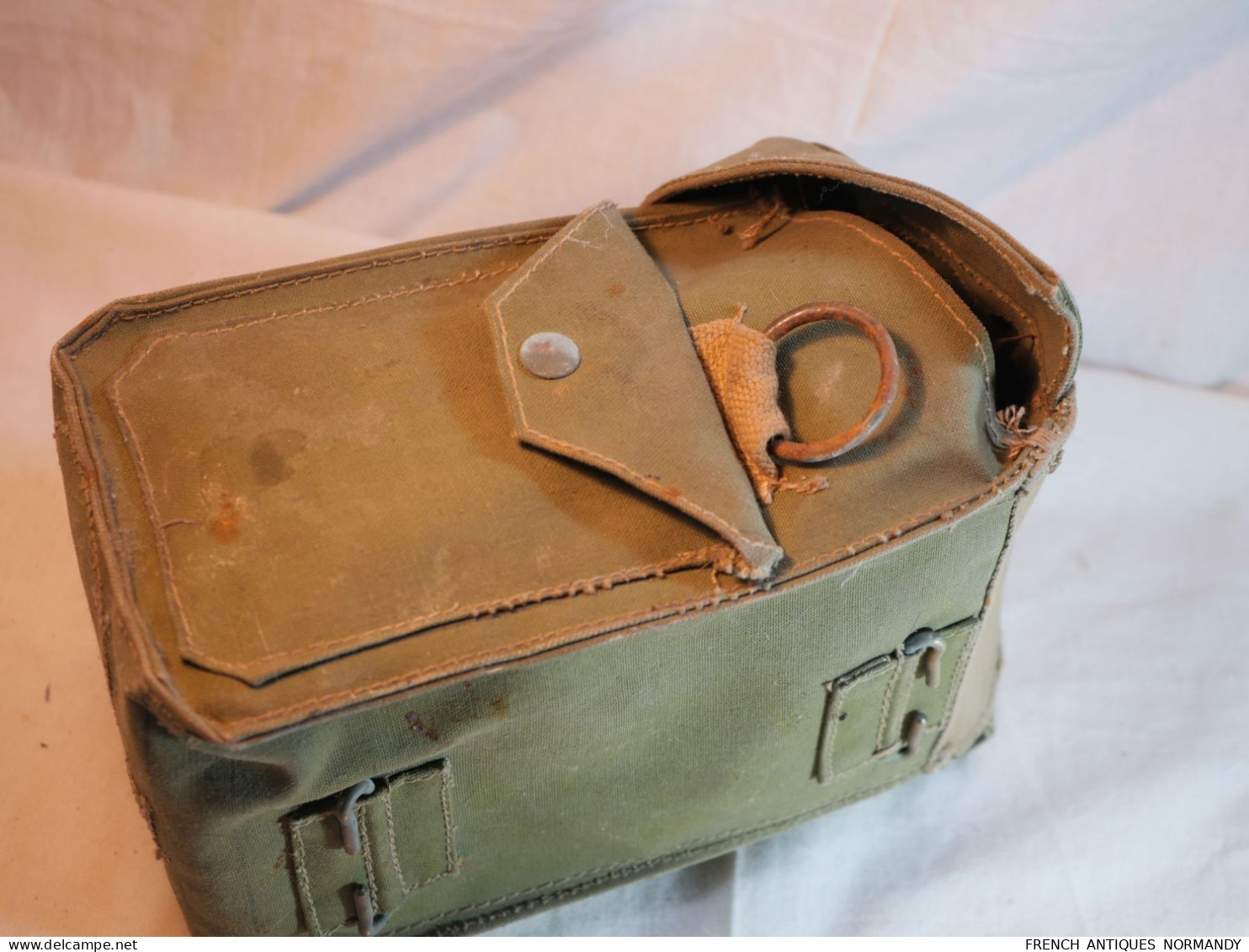 W/|\ D - sacoche britannique avec un éclat dans la pochette et une boite de vaseline britannique Normandie 1944 WWII