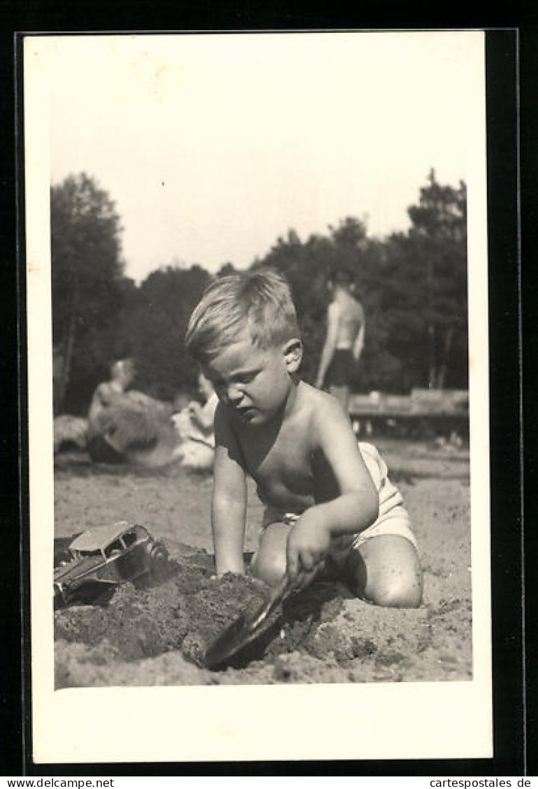 AK Junge Mit Spielzeugauto Buddelt Im Sand  - Used Stamps