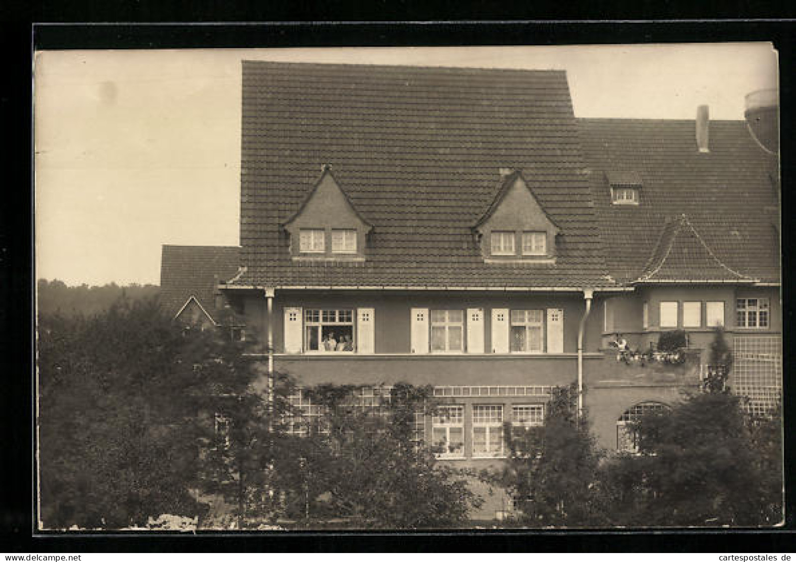 Foto-AK Göppingen, Grosses Wohnhaus Mit Bewohnern Am Fenster Und Auf Dem Balkon, 1918  - Goeppingen