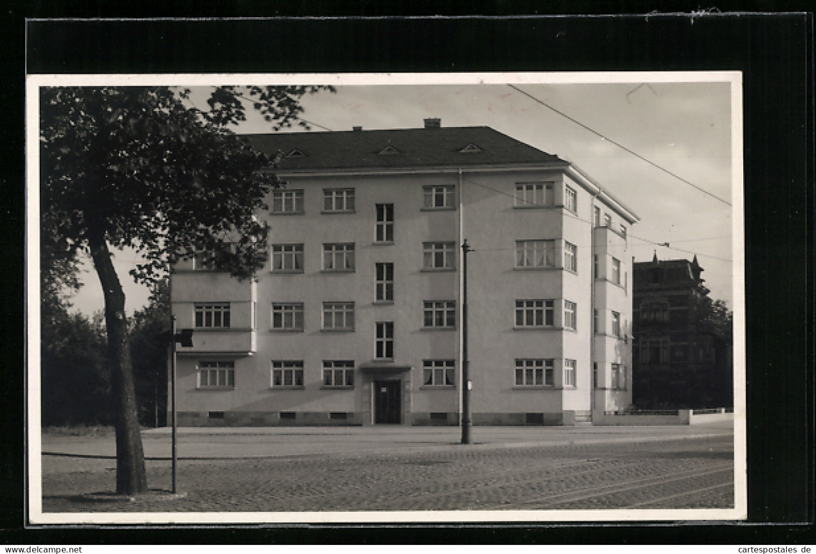 AK Karlsruhe, Strassenpartie Mit Blick Auf Ein Gebäude  - Karlsruhe