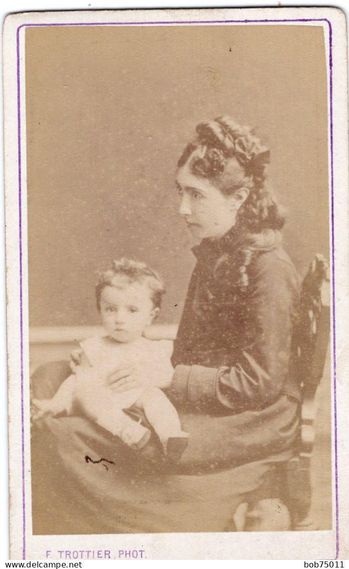 Photo CDV D'une Femme élégante Avec Sa Petite Fille Posant Dans Un Studio Photo En 1876 - Ancianas (antes De 1900)
