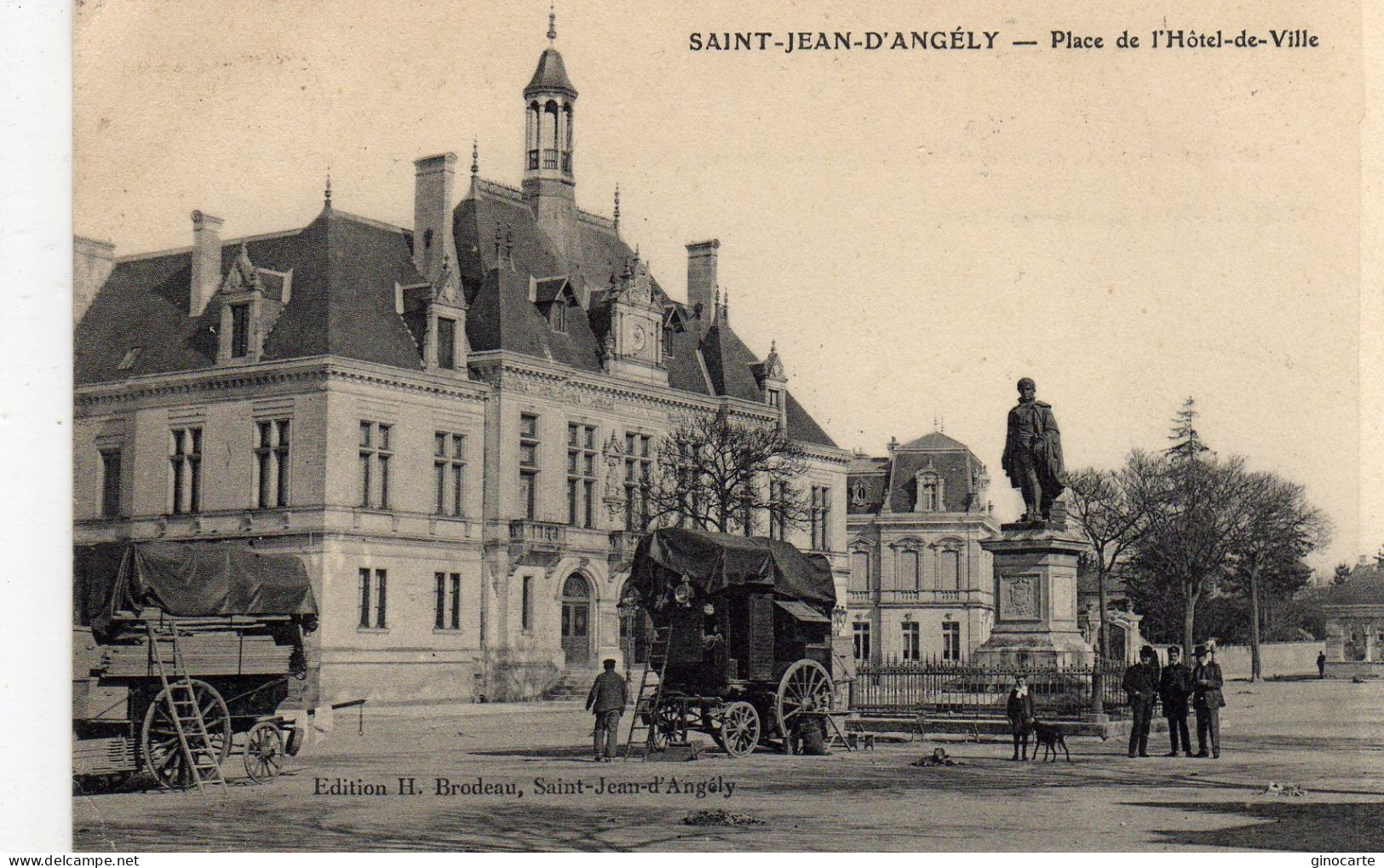 St Saint Jean D'angely Place De L'hotel De Ville - Saint-Jean-d'Angely