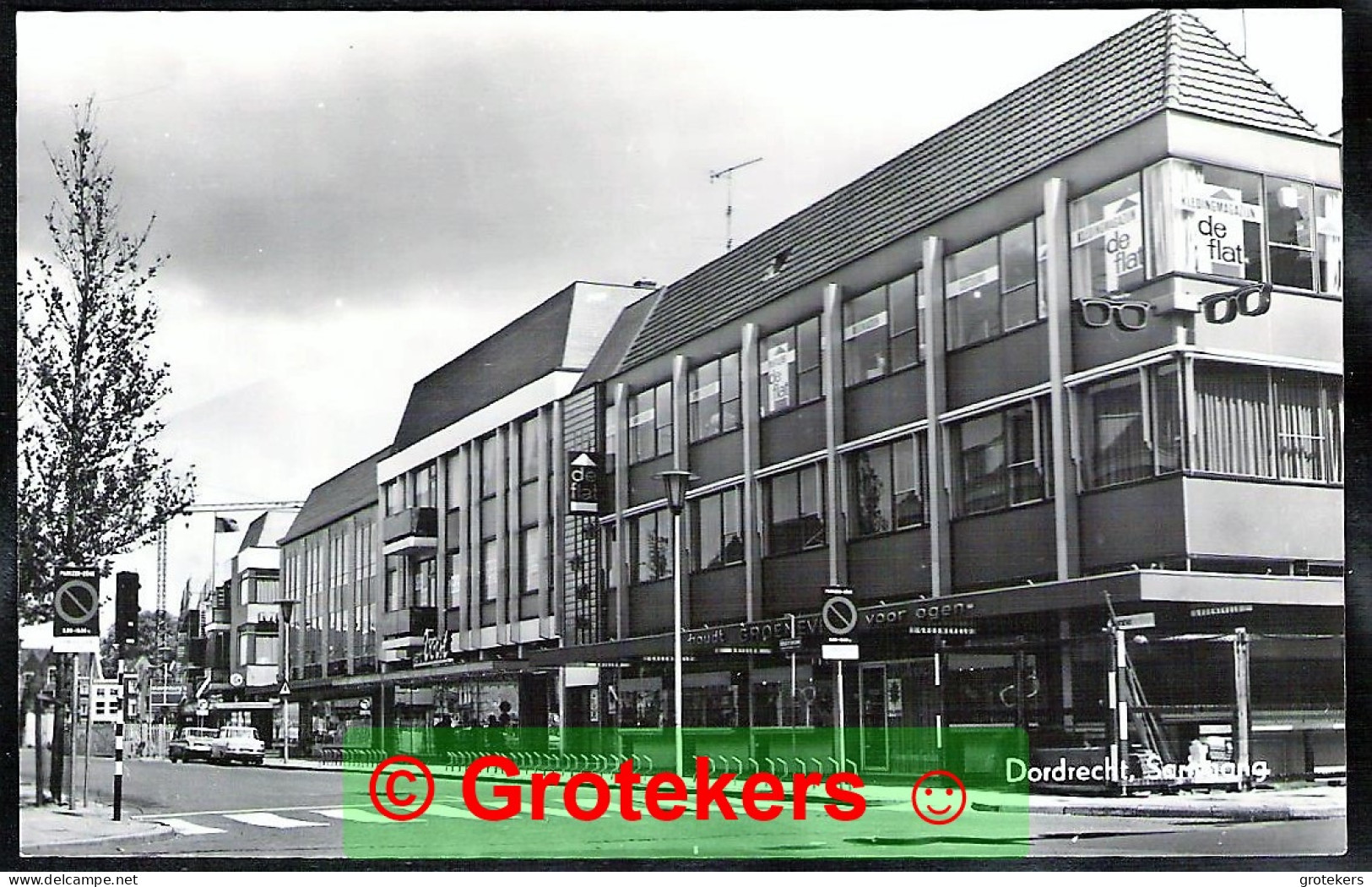 DORDRECHT Sarisgang 1968 Met Opticien Groeneveld Op De Hoek - Dordrecht