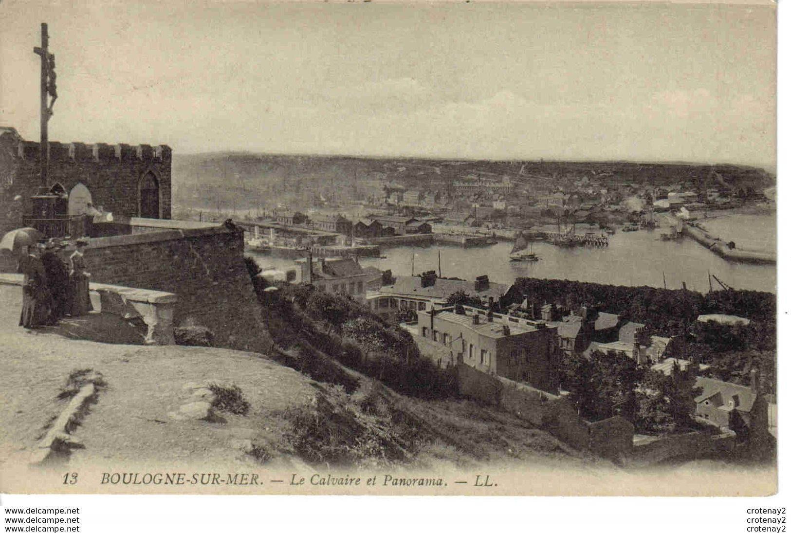 62 BOULOGNE SUR MER N°13 Le Calvaire Et Panorama Animée Femme Avec Ombrelle à Gauche Crucifix Voilier Bateau Vapeur - Boulogne Sur Mer