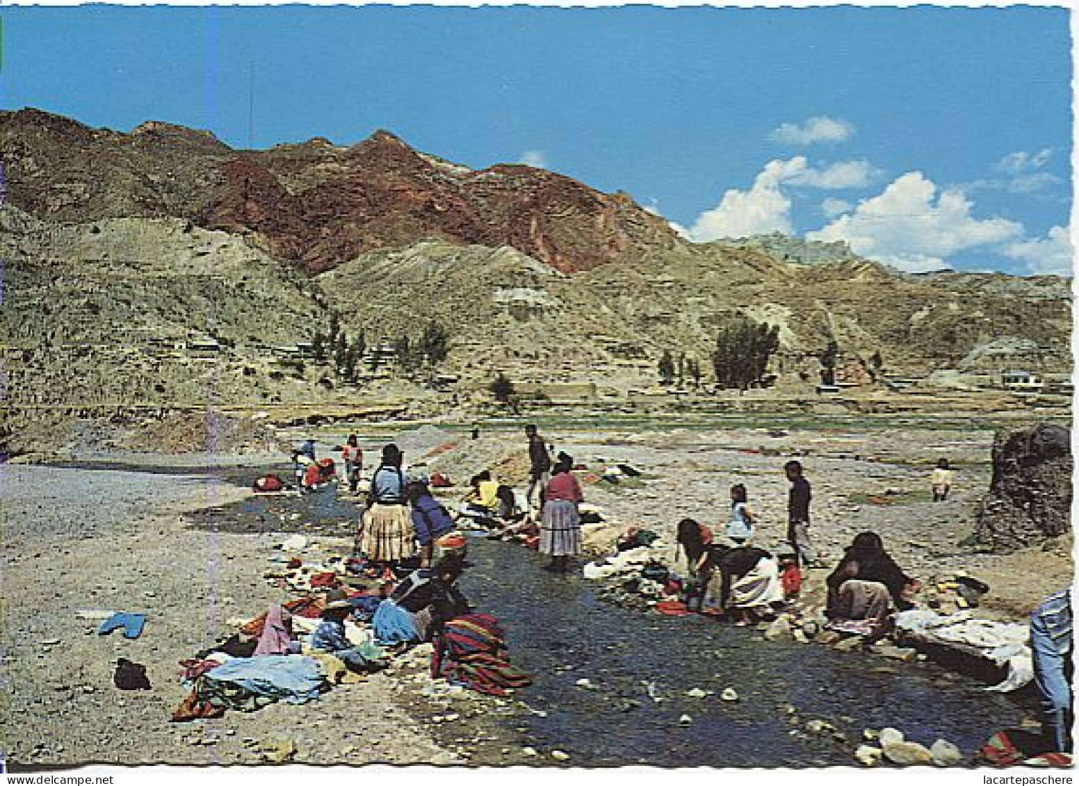 X115088 BOLIVIE BOLIVIA INDIGENAS LAVANDO ROPA - Bolivië