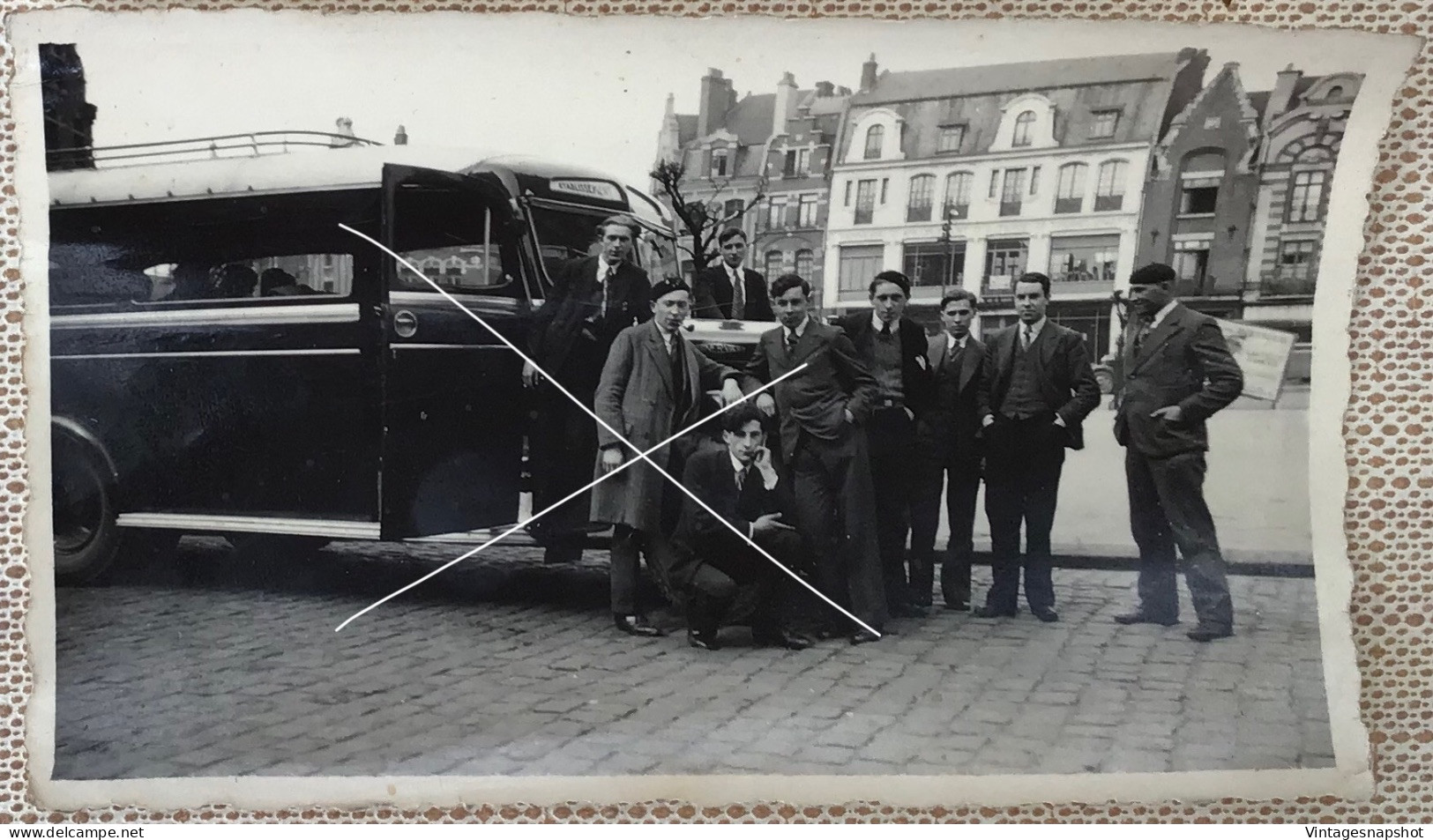 Portrait D’un Groupe D’étudiants Avec Un Autocar Sur Une Place à Identifier Photo Snapshot Vers 1950-1960 - Automobiles