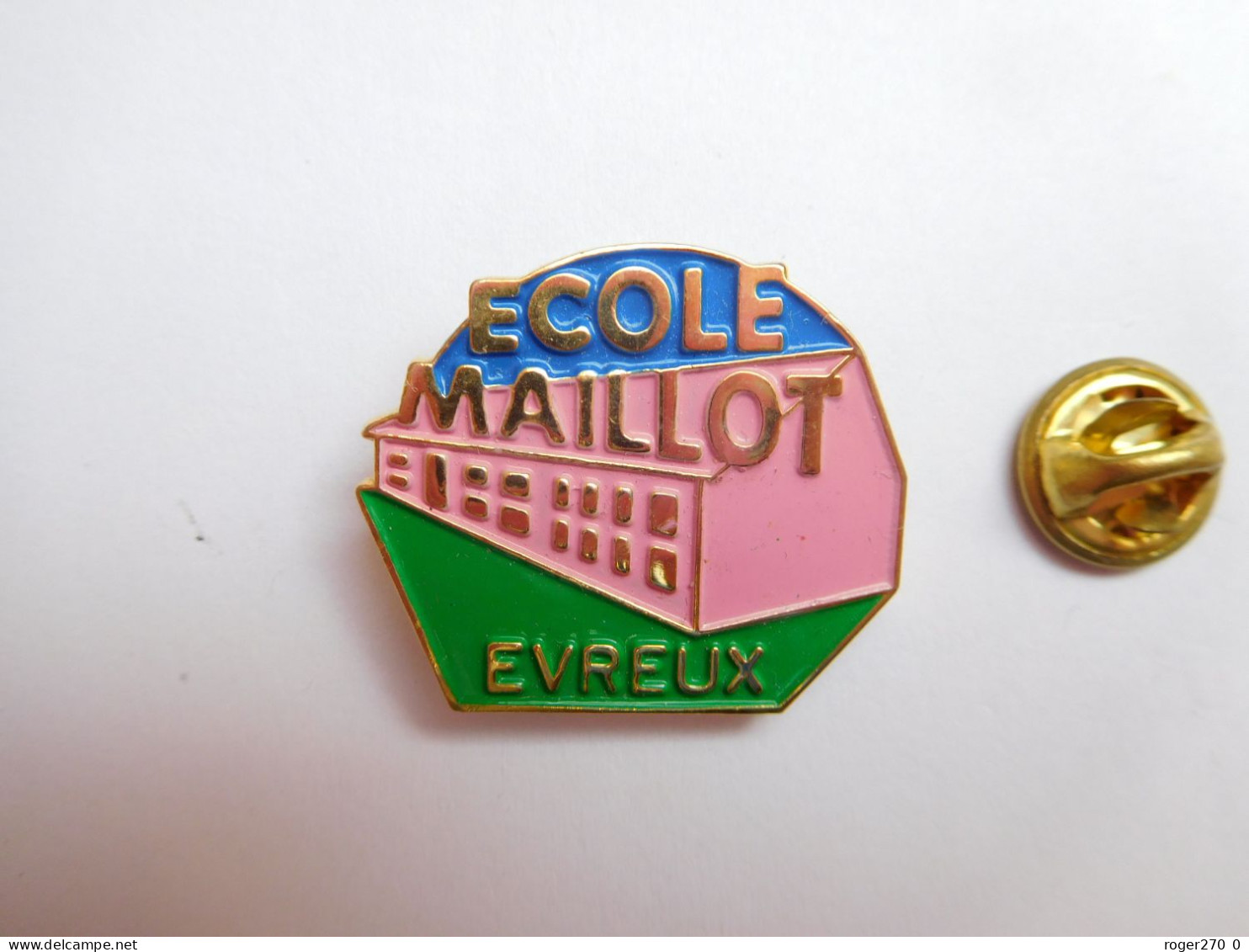 Superbe Pin's , école Maillot à Evreux , Eure , Signé First - Villes