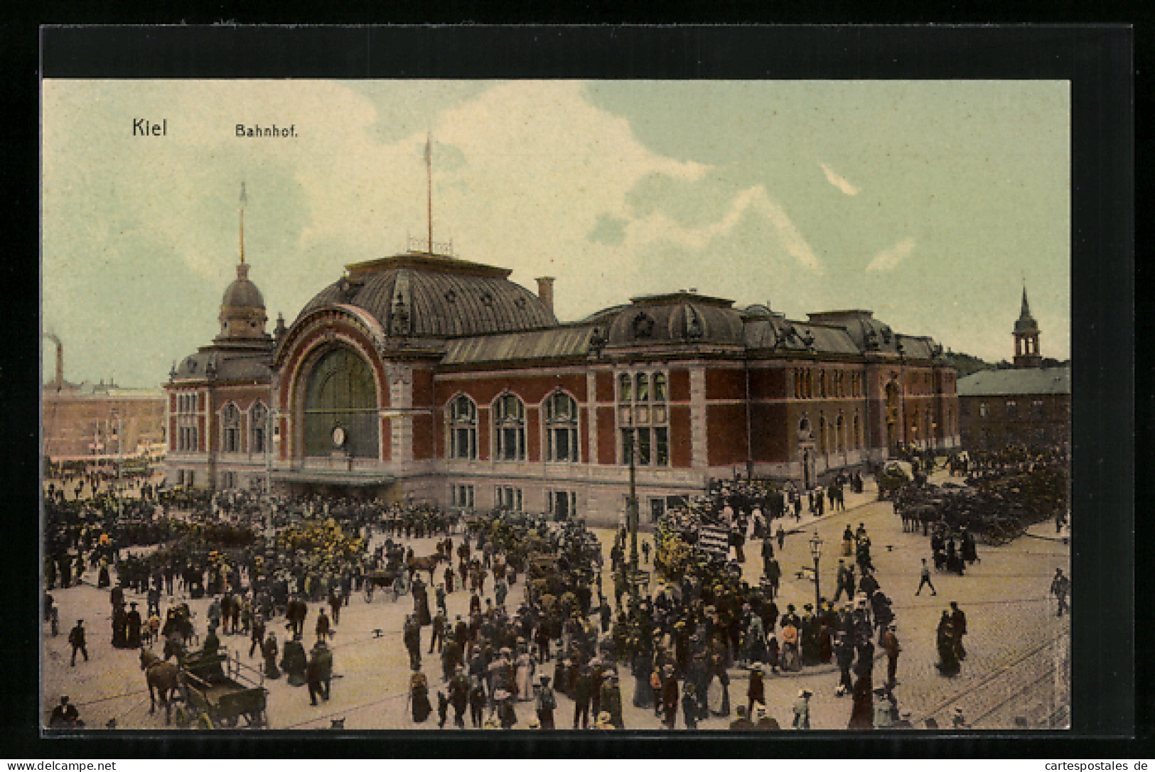 AK Kiel, Der Bahnhof, Belebter Bahnhofsvorplatz  - Kiel