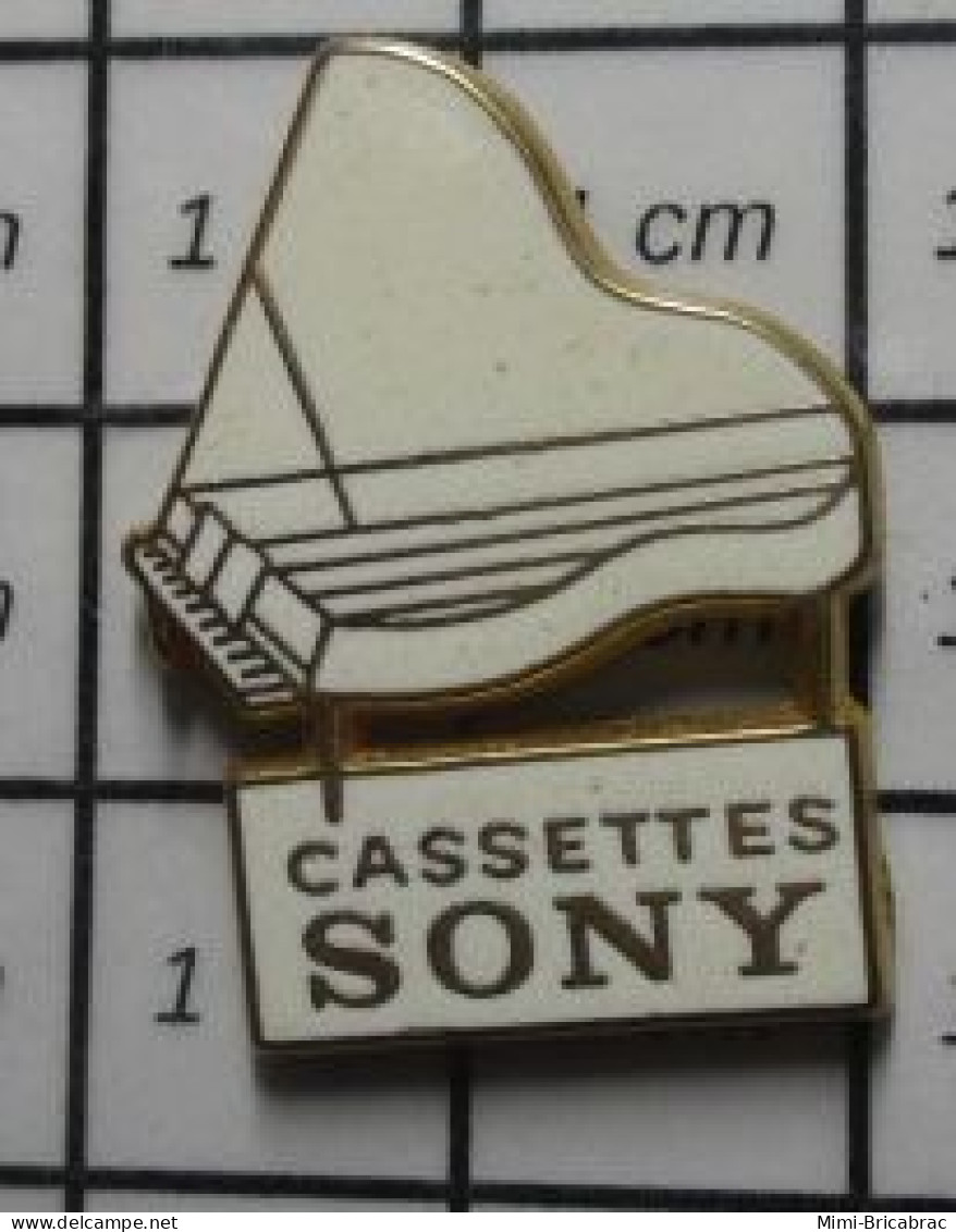 1616B Pin's Pins / Rare Et De Belle Qualité / MUSIQUE / CASSETTES SONY PIANO A QUEUE Par TOSCA - Music