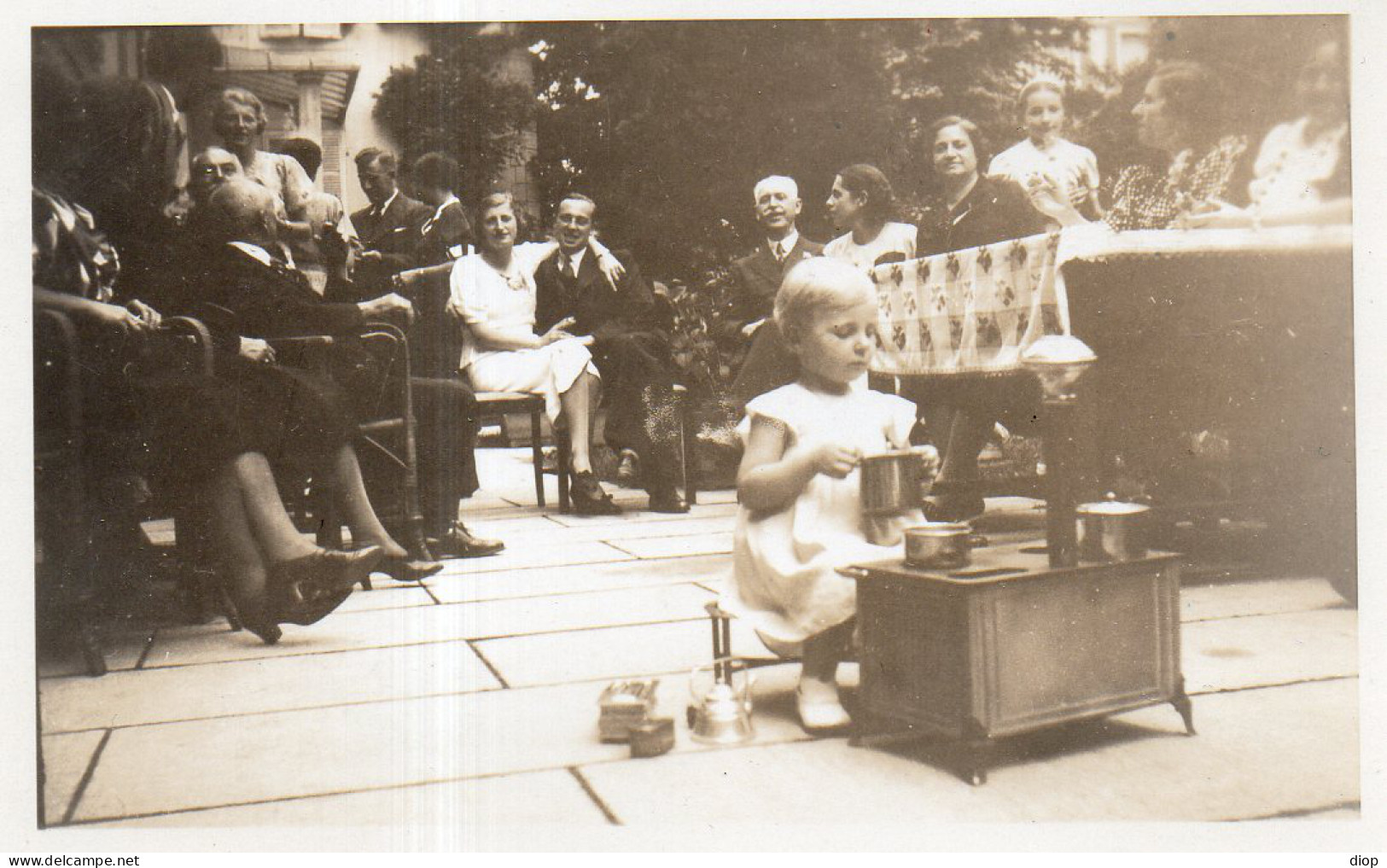 Photographie Photo Vintage Snapshot Enfant Child Jouet Toy Jouer Playing Cuisine - Anonieme Personen