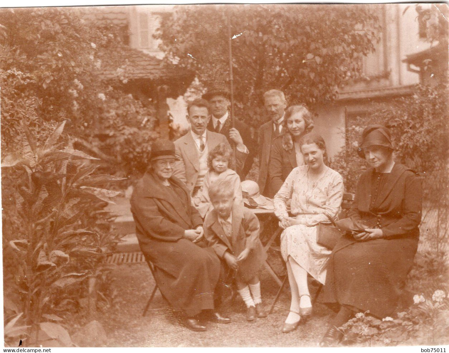 Grande Photo D'une Famille élégante Posant Dans Leurs Jardin Vers 1920 - Anonieme Personen