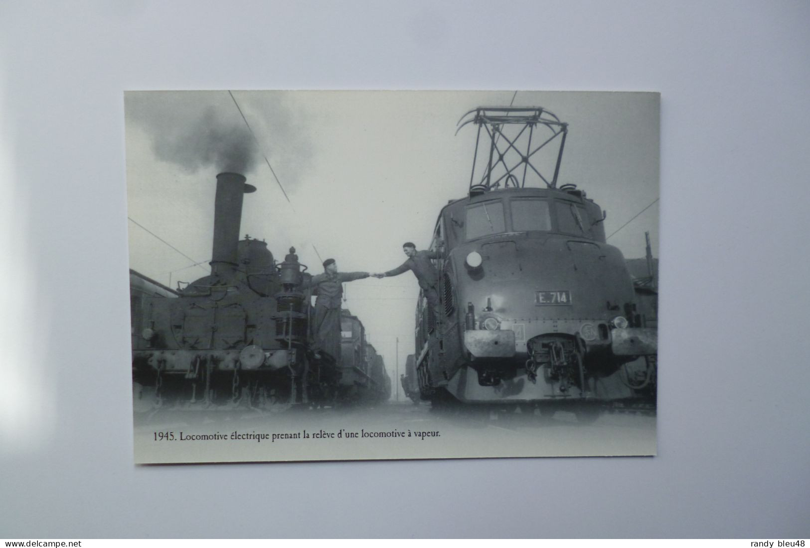 Locomotive électrique Prenant La Relève D'une Locomotive à Vapeur  ( 1945)  -  éditions ATLAS - Trains