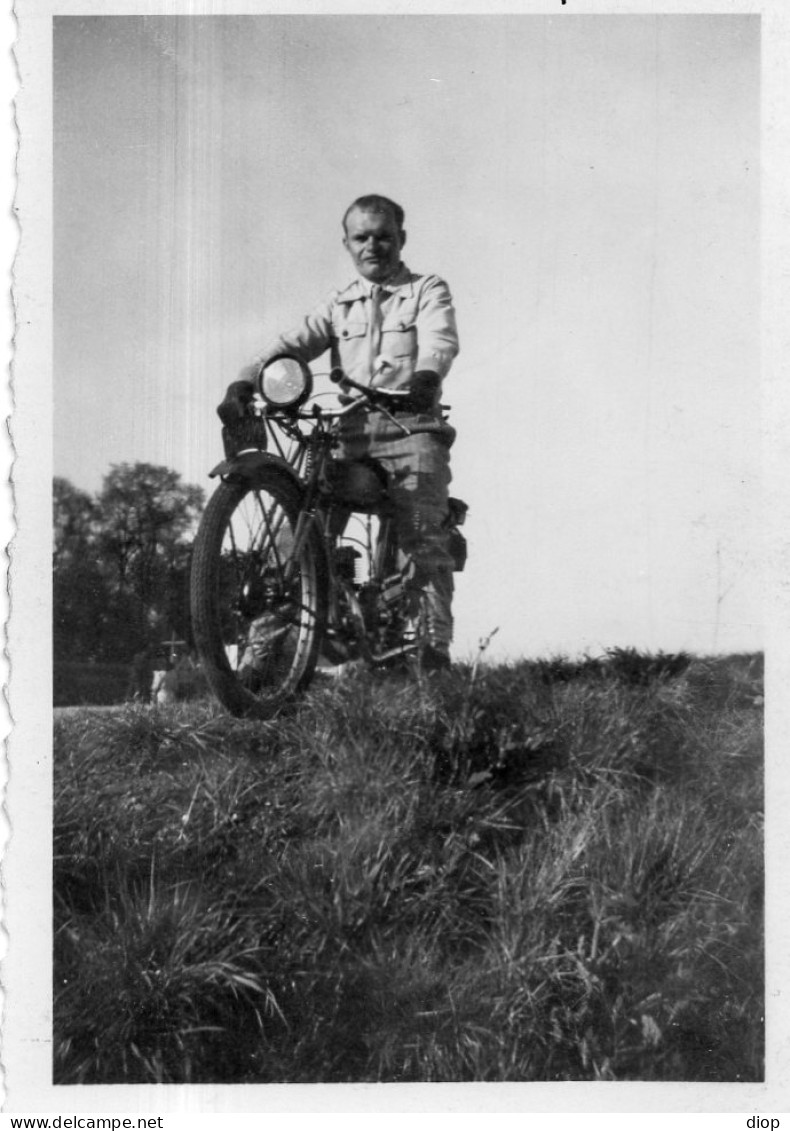 Photographie Photo Vintage Snapshot Homme Man Motocyclette Motorcycle Motorbike  - Sonstige & Ohne Zuordnung