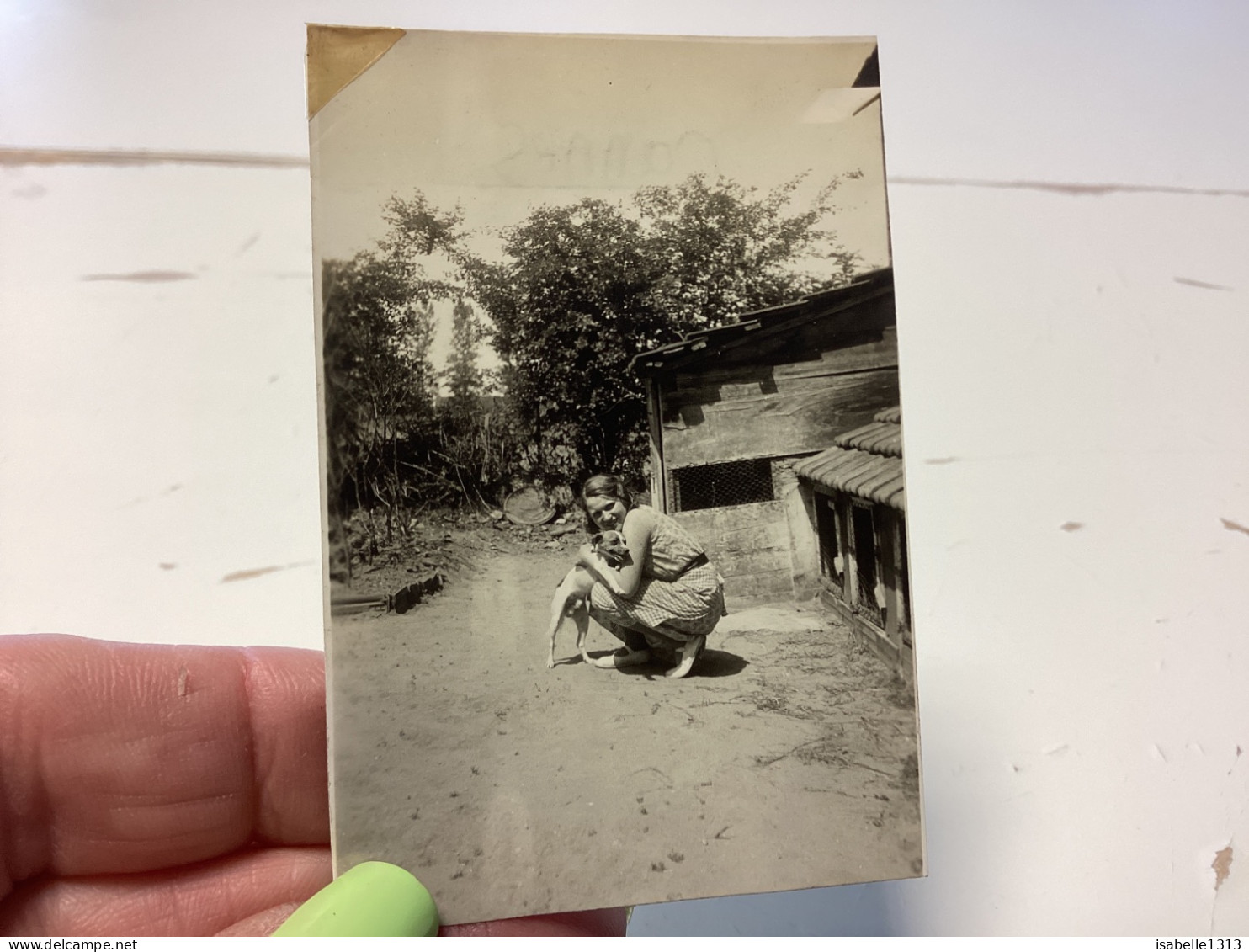 Photo Snapshot 1930 Cannes Femme Accroupie Sur Un Chemin Elle Tient Par Le Coup Son Chien Derrière Cage à Poule Lapins - Anonyme Personen