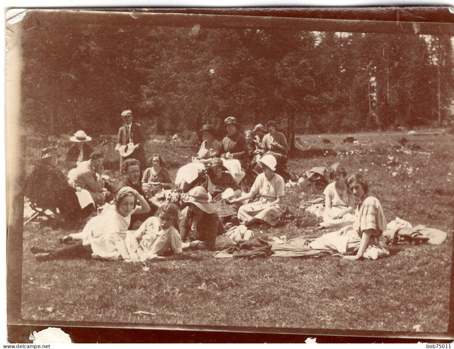 Photo D'une Famille Mangeant Sur L'herbe A La Campagne Vers 1910 - Anonyme Personen