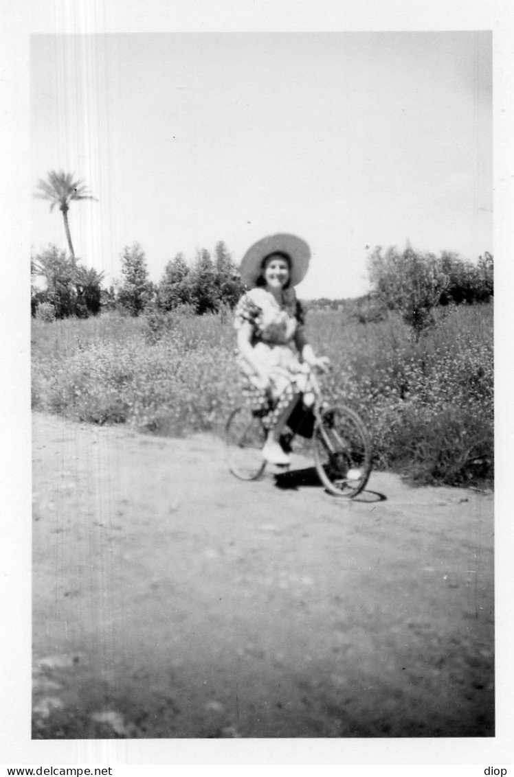 Photographie Photo Vintage Snapshot Femme Woman V&eacute;lo Bicyclette Bicycle Chapeau  - Sonstige & Ohne Zuordnung