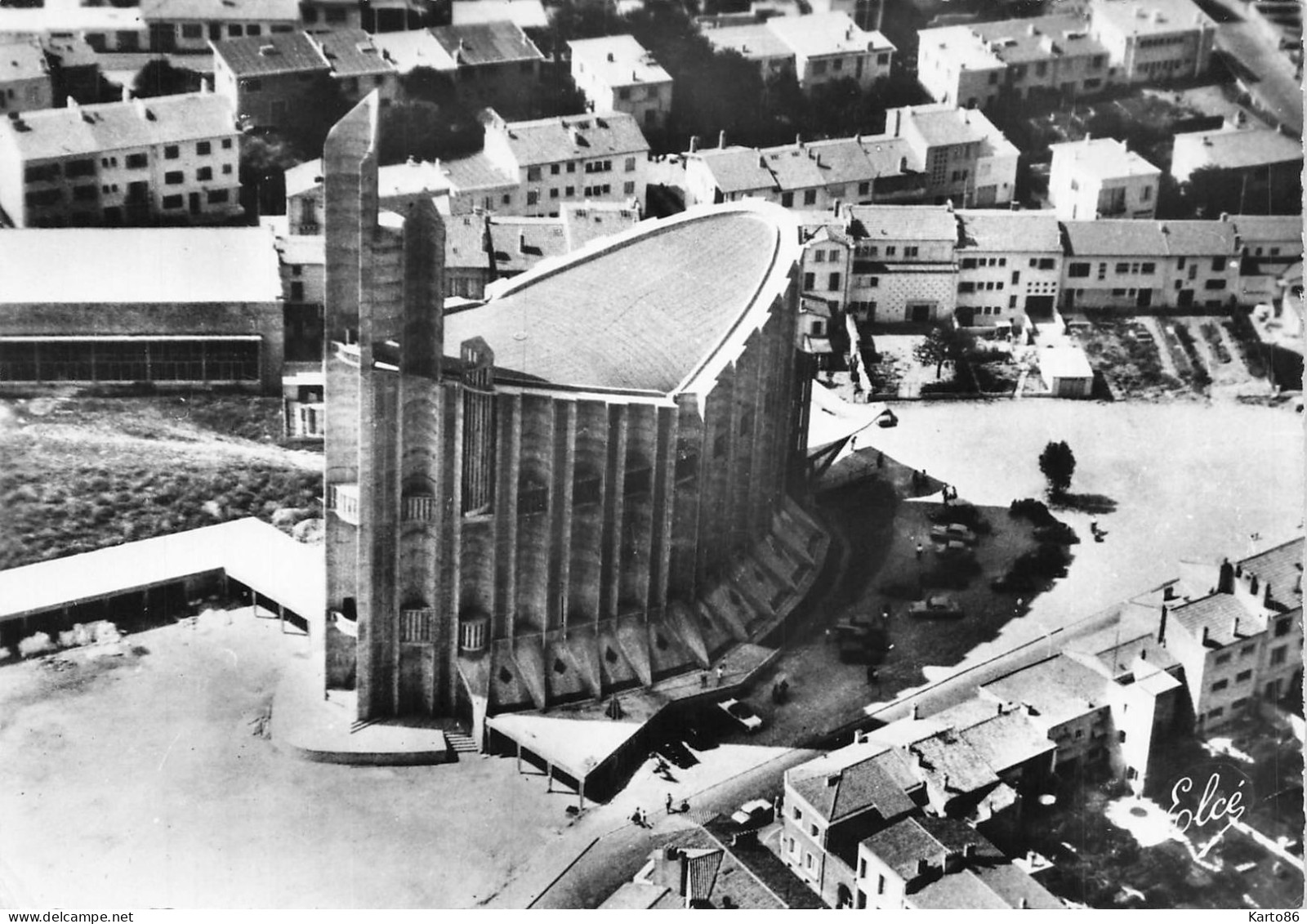 Royan * Vue Aérienne Sur La Nouvelle église Et La Place - Royan