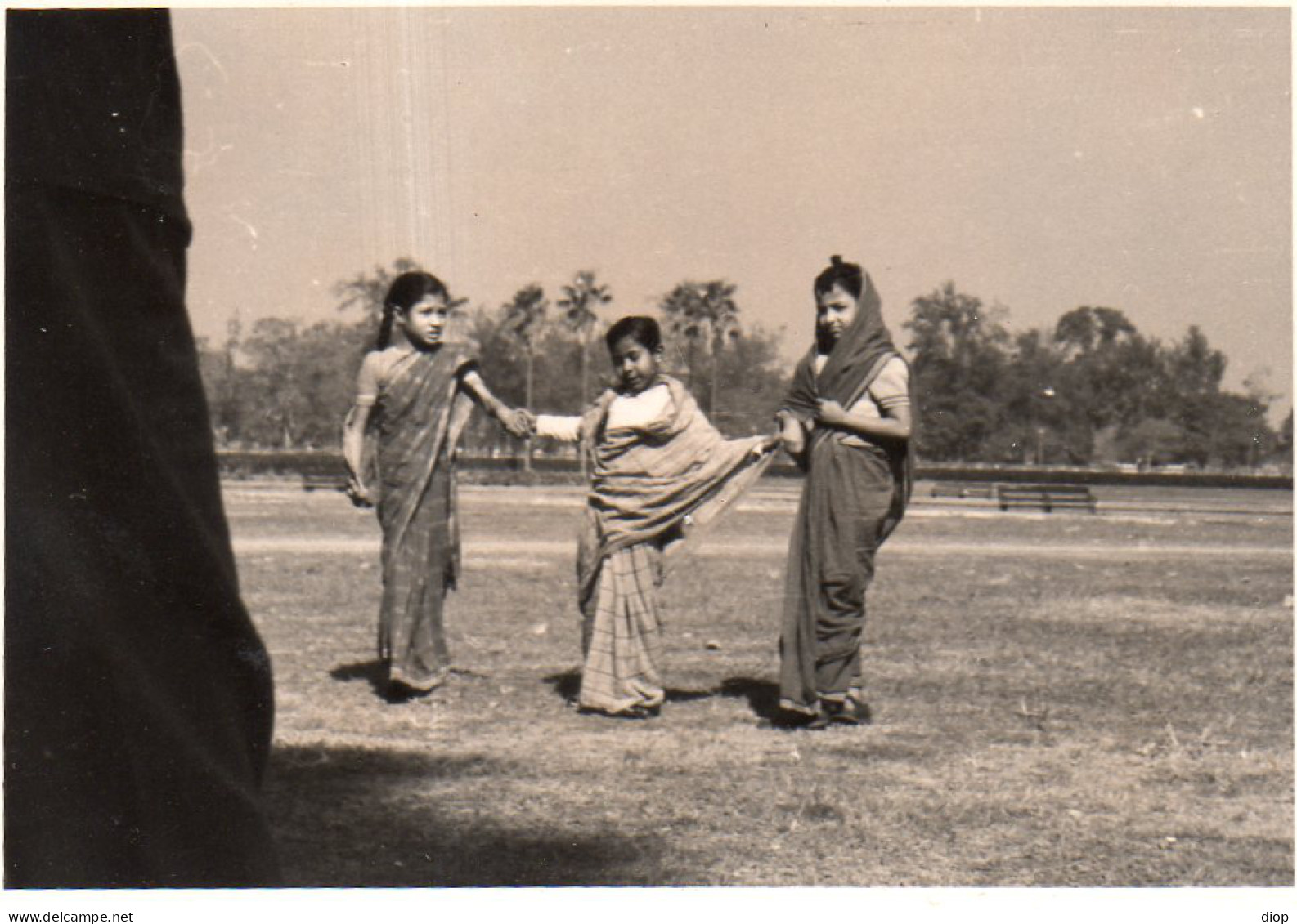 Photographie Photo Vintage Snapshot Femme Woman Trio Asie Indes Robe Dress   - Orte