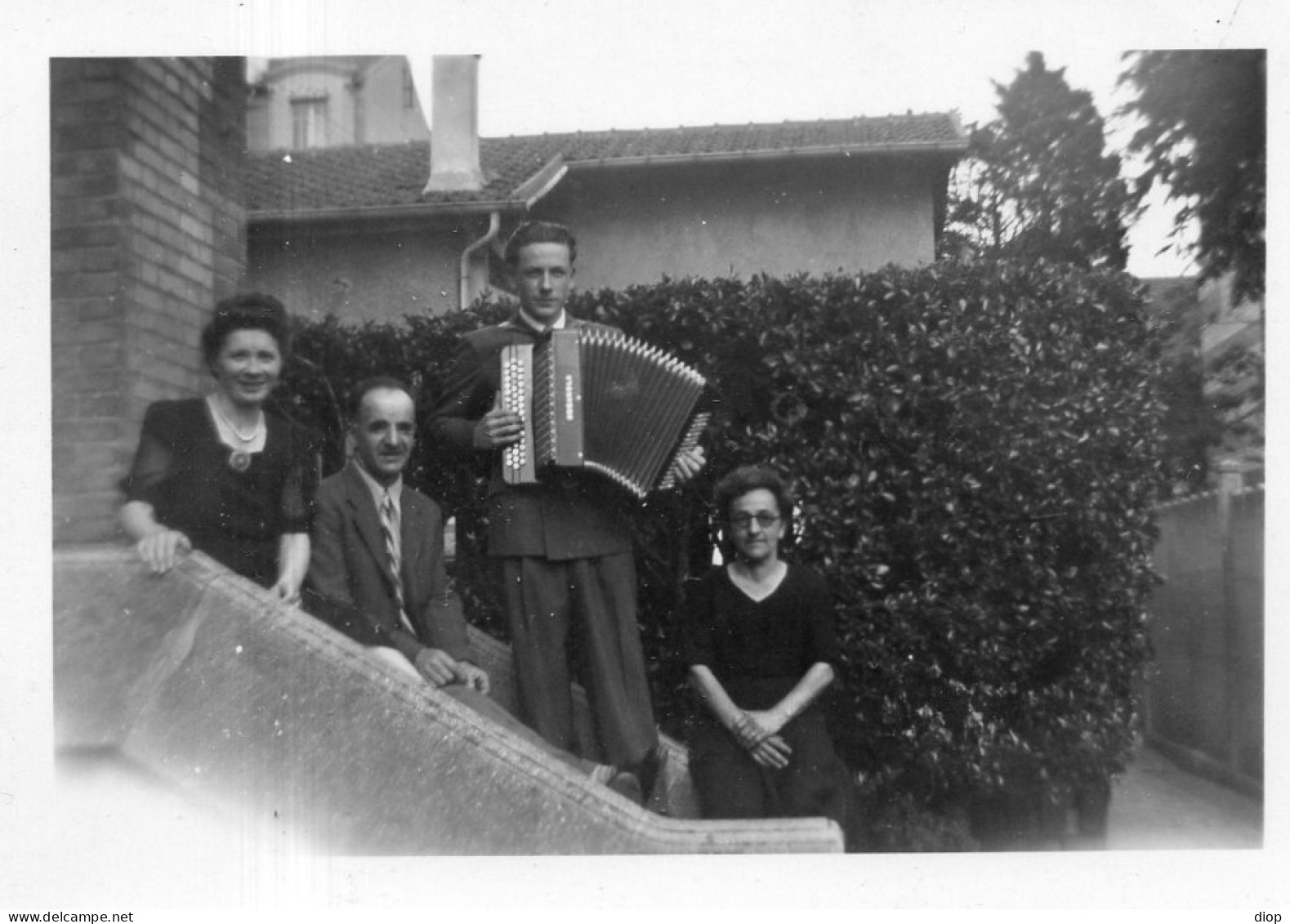 Photographie Photo Vintage Snapshot Musique Music Accord&eacute;on Jouer Playing  - Sonstige & Ohne Zuordnung