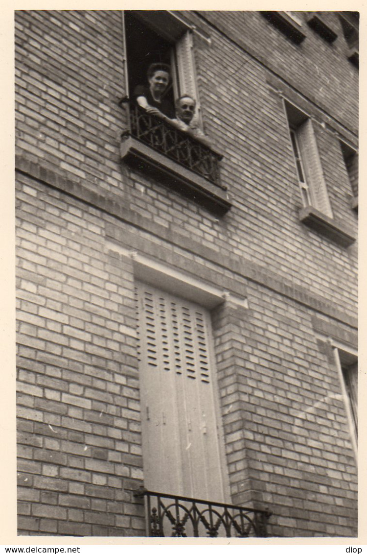 Photographie Photo Vintage Snapshot Couple Fen&ecirc;tre Window B&acirc;timent - Anonyme Personen