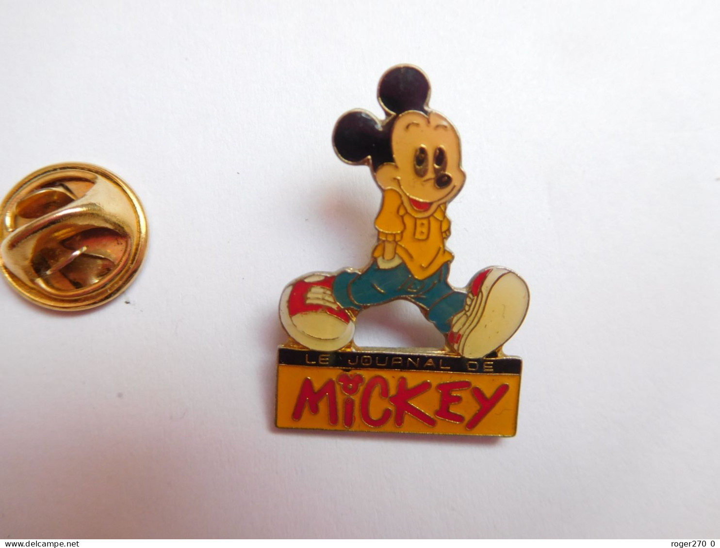 Beau Pin's , Disney , Média Journal , Le Journal De Mickey , Fond Jaune , Avec époxy , Signé  C Disney - Disney