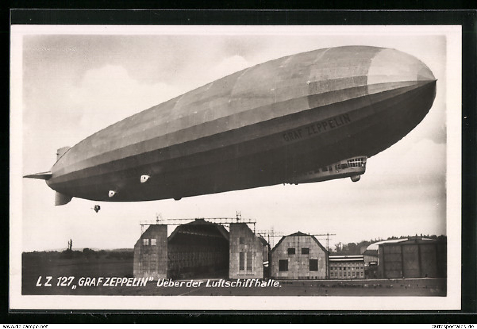 AK L. Z. 127 Graf Zeppelin, Luftschiff über Der Luftschiffhalle  - Airships