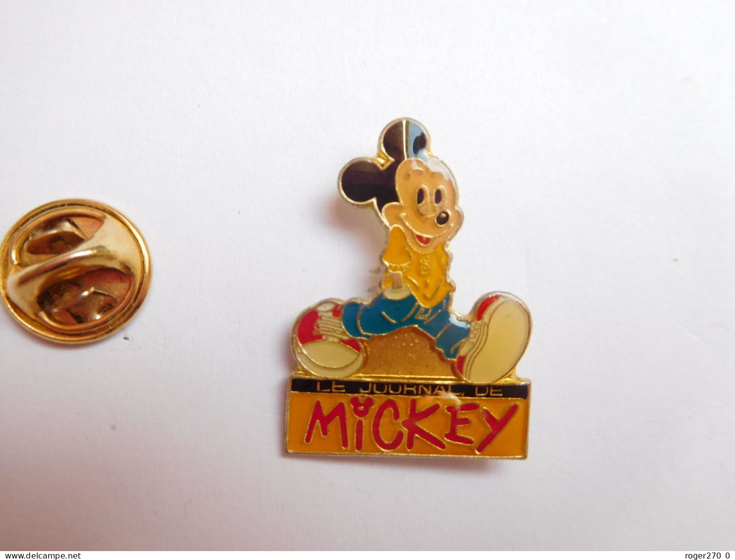 Beau Pin's , Disney , Média Journal , Le Journal De Mickey , Fond Jaune , Avec époxy , Signé  A.B. C Disney - Disney