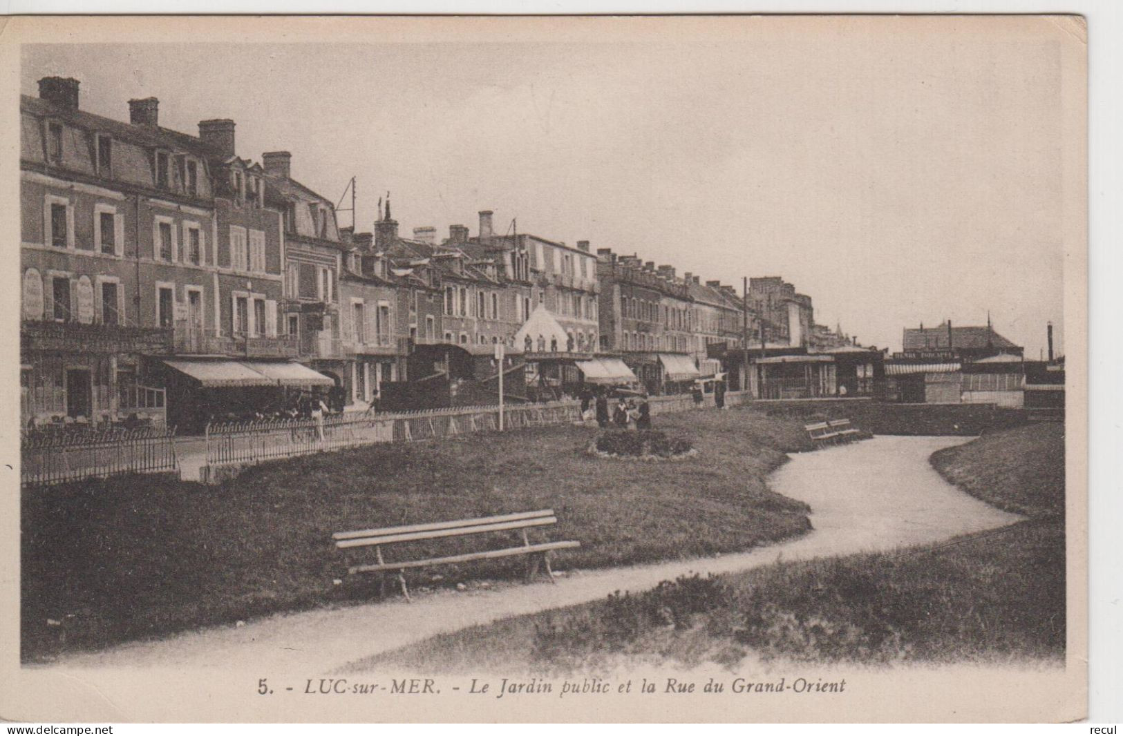 CALVADOS  - 5 - LUC Sur MER  - Le Jardin Public Et La Rue Du Grand Orient - Luc Sur Mer