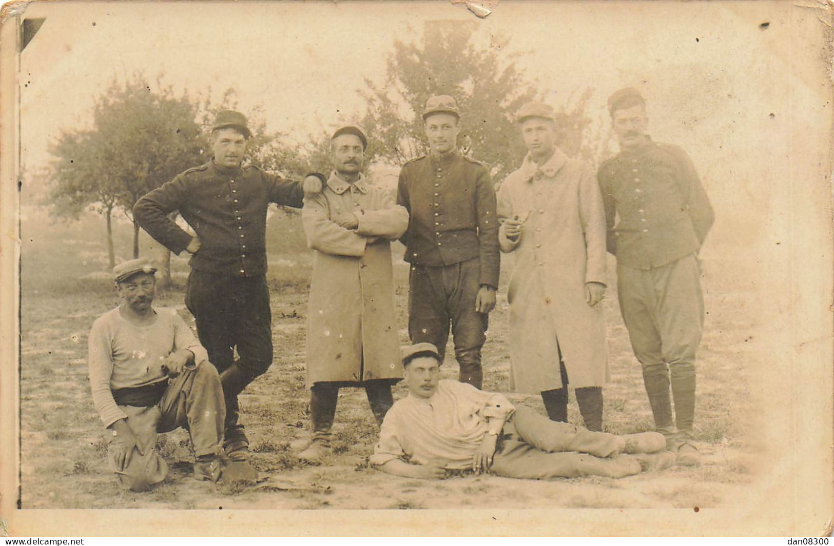 CARTE PHOTO NON IDENTIFIEE GROUPE DE SOLDATS A LA COOL DANS UN VERGER - Zu Identifizieren