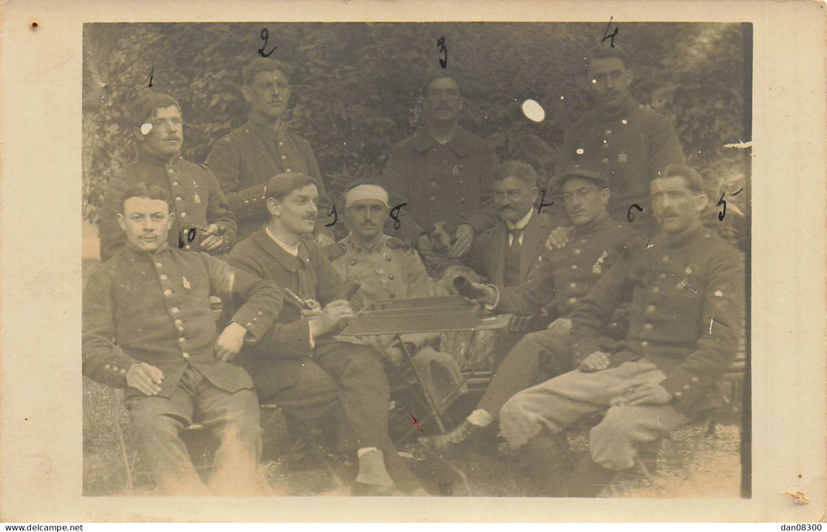 CARTE PHOTO NON IDENTIFIEE GROUPE DE SOLDATS NUMEROTES AVEC LEUR NOM AU DOS DE LA CARTE MANQUE LE NOM DU 7 - To Identify