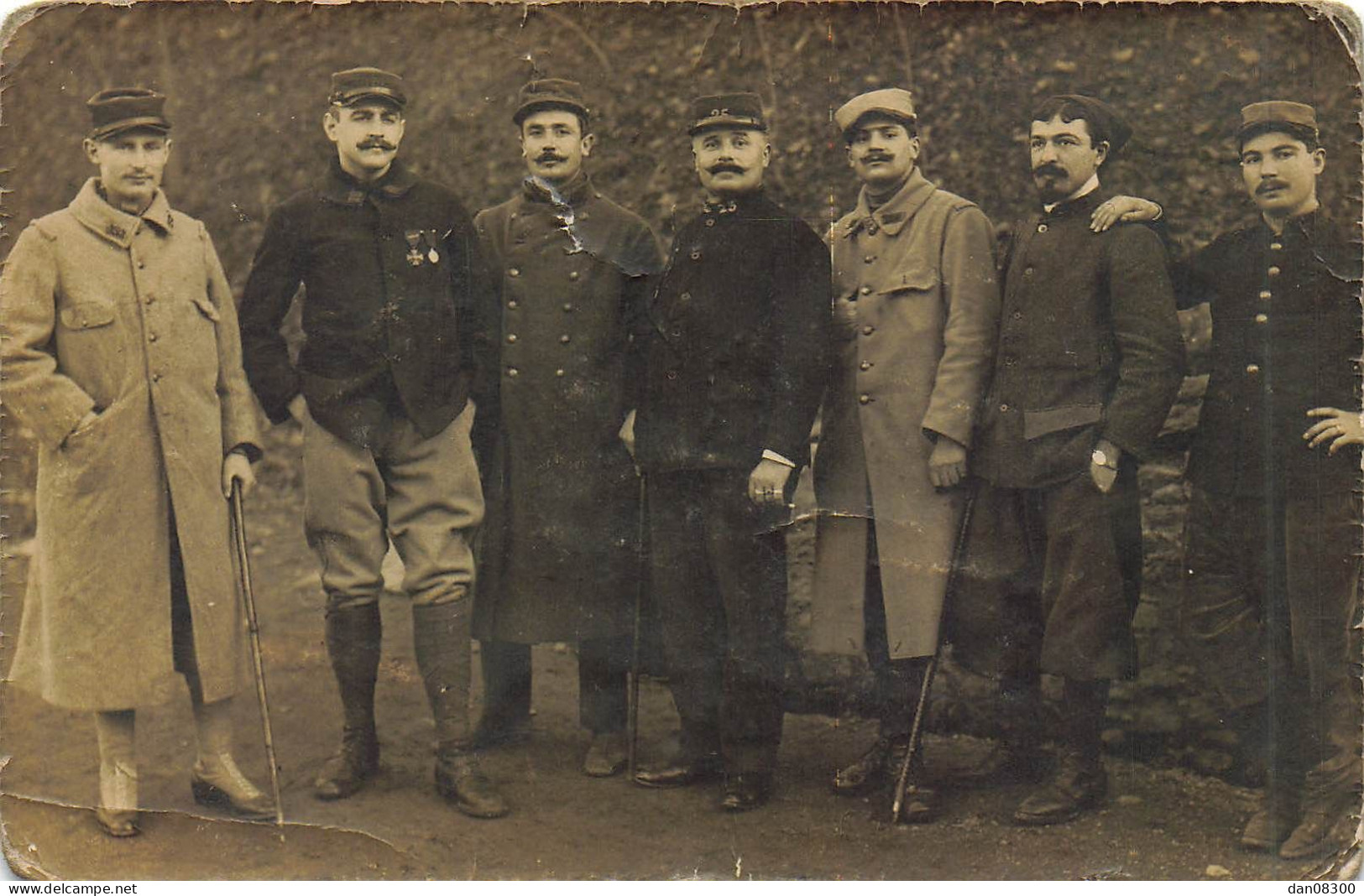 CARTE PHOTO NON IDENTIFIEE GROUPE DE SOLDATS ENTOURANT UN HOMME D'EGLISE - Zu Identifizieren