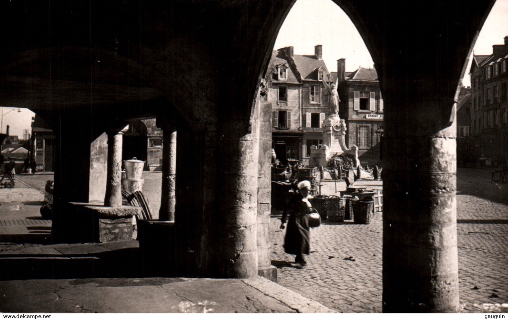 CPSM - CARENTAN - Coin Pittoresque De La Place De La République - Edition Le Goubey (format 9x14) - Carentan