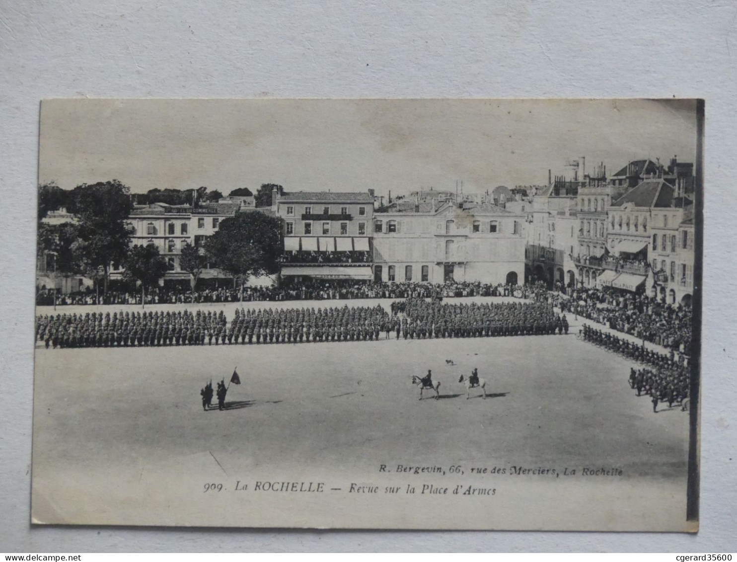 17 : La Rochelle - Revue Sur La Place  D'Armes - La Rochelle