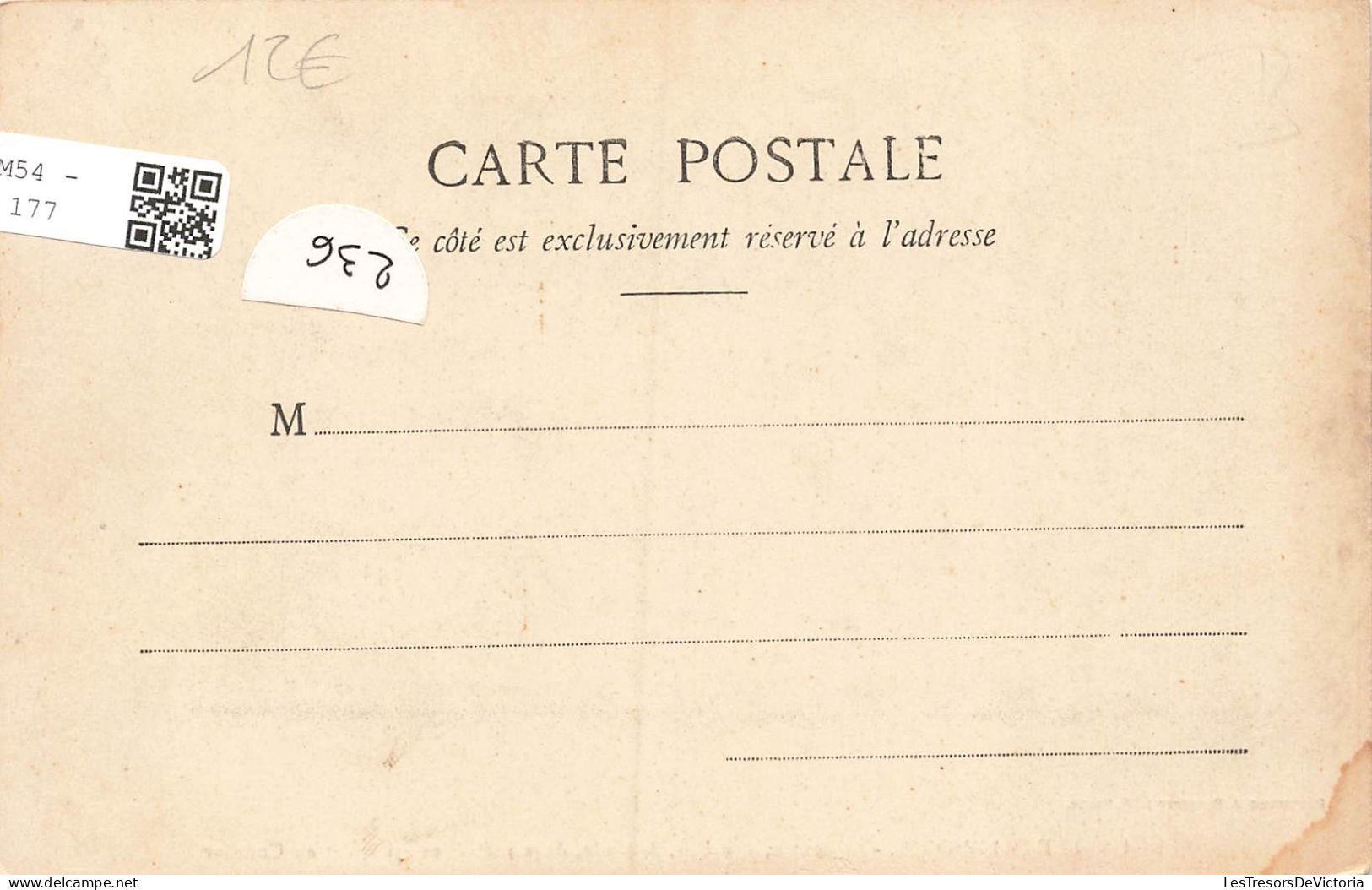 NOUVELLE CALEDONIE - Au Centre Une Case - A Droite Deux Indigènes Grimpant Un Cocotier - Animé - Carte Postale Ancienne - New Caledonia