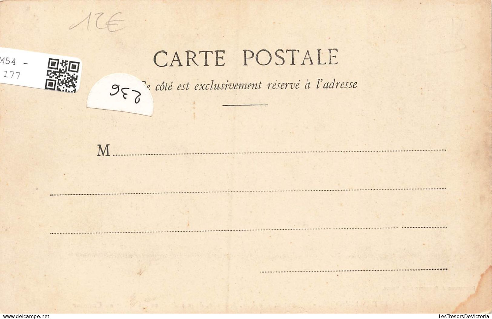 NOUVELLE CALEDONIE - Au Centre Une Case - A Droite Deux Indigènes Grimpant Un Cocotier - Animé - Carte Postale Ancienne - Nouvelle-Calédonie