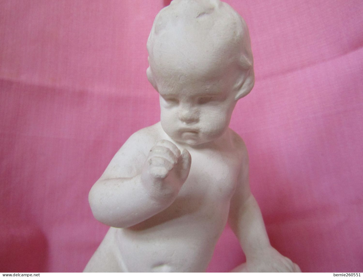 Superbe Statuette D'un Chérubin/enfant Assis - Gesso