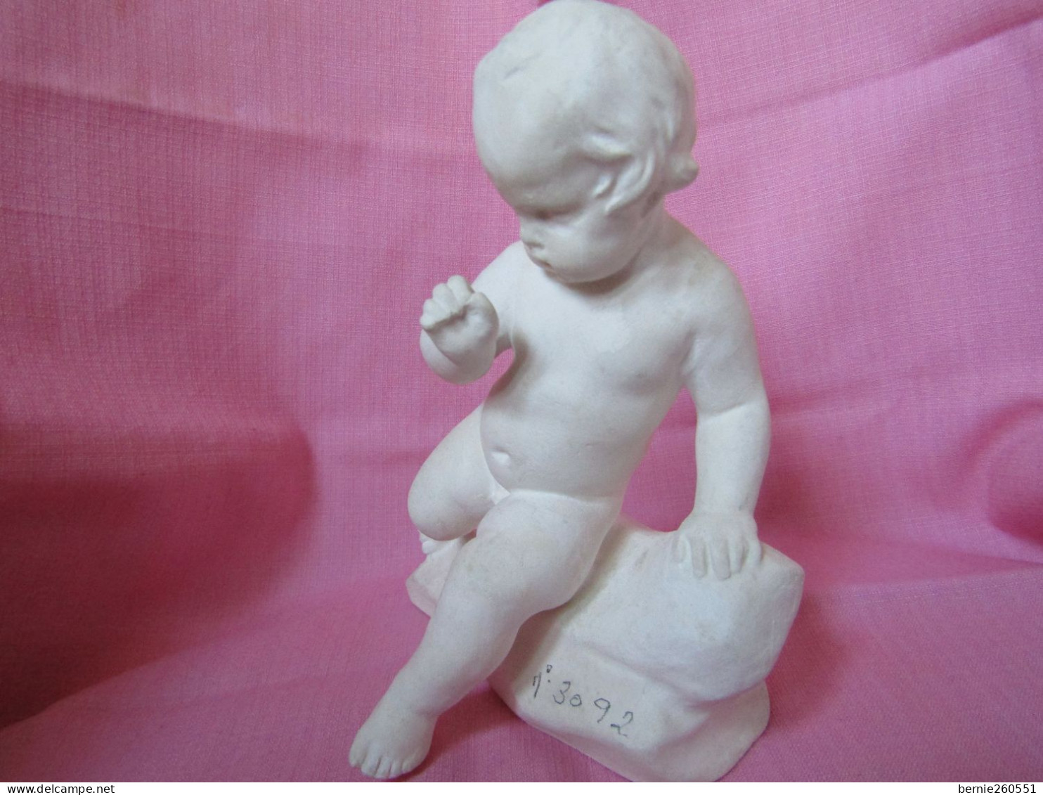 Superbe Statuette D'un Chérubin/enfant Assis - Gips