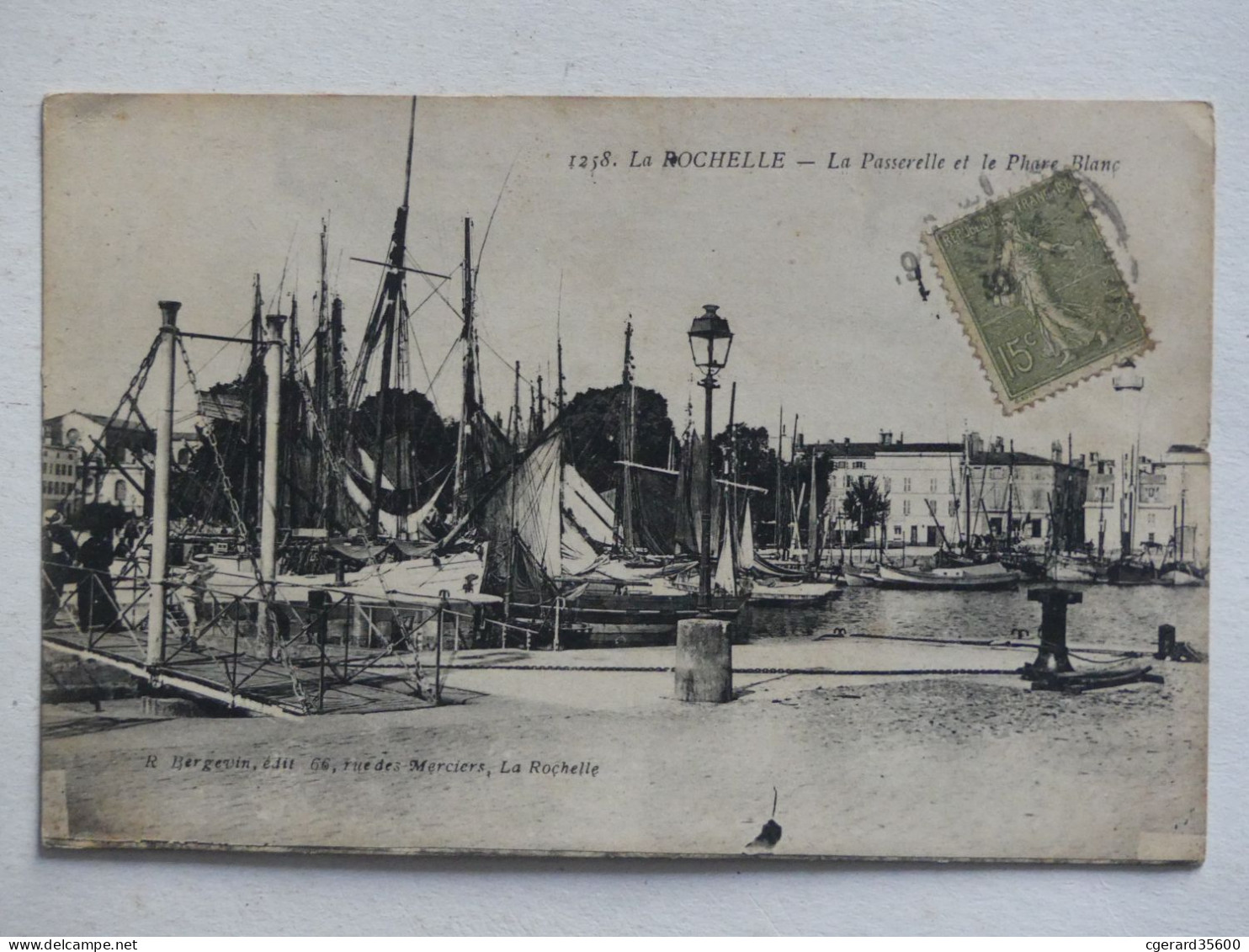 17 : La Rochelle - La Passerelle Et Le Phare  Blanc - La Rochelle