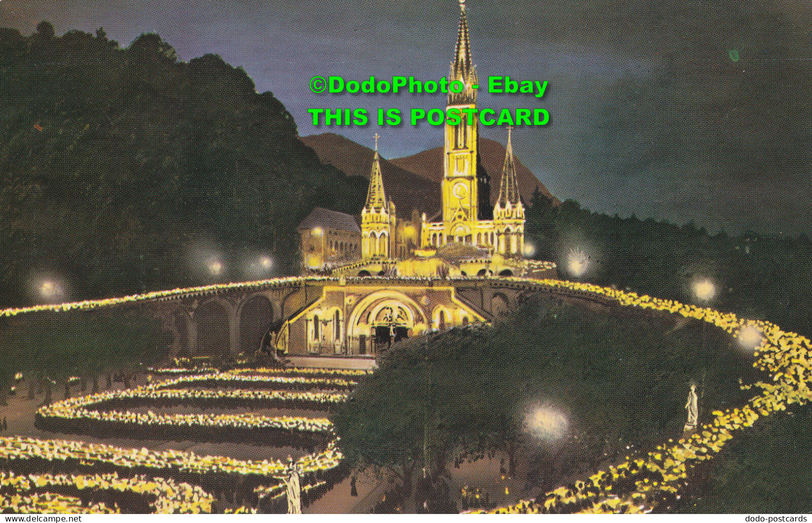 R424192 Lourdes. The Basilica Illuminated During The Torchlight Procession. P. C - Monde