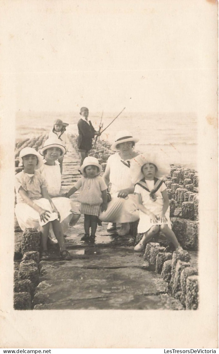 CARTE PHOTO - Une Famille à La Pêche - Animé - Carte Postale Ancienne - Fotografie