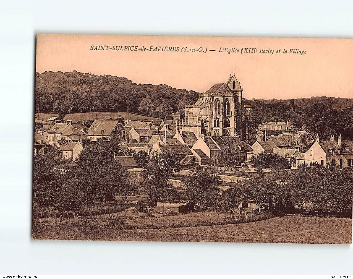 SAINT SULPICE DE FAVIERES : L'Eglise Et Le Village - Très Bon état - Saint Sulpice De Favieres