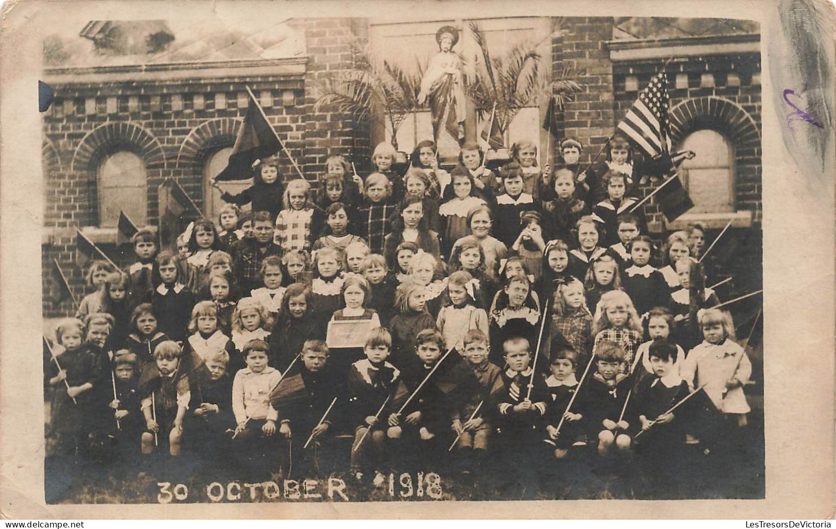 CARTE PHOTO - Un Groupe D'enfant Tenant Des Drapeaux - 30 October 1918 - Carte Postale Ancienne - Fotografie