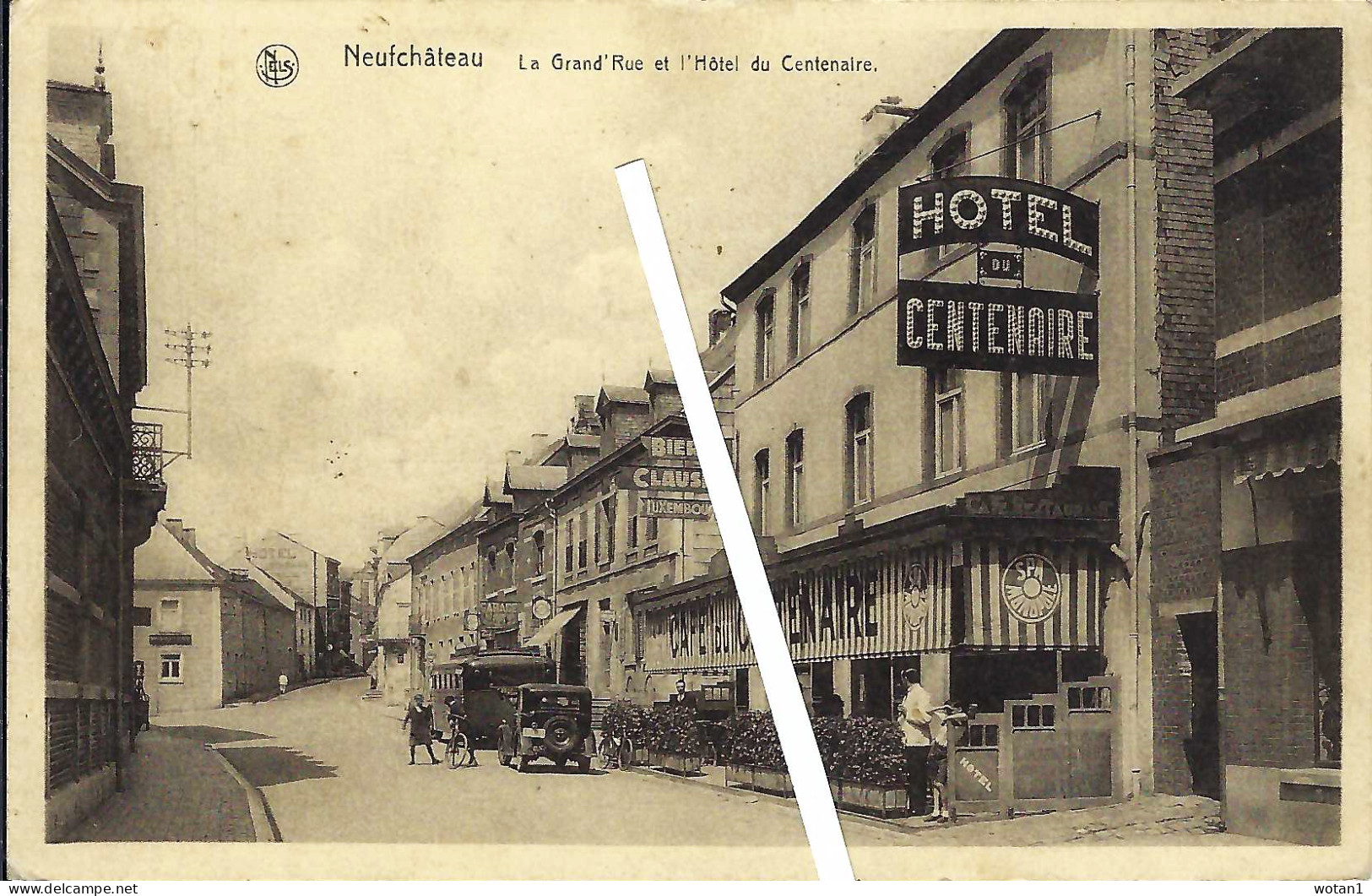 NEUCHATEAU - La Grand'Rue Et L'Hôtel Du Centenaire (ligne Blanche Fictive) - Neufchâteau