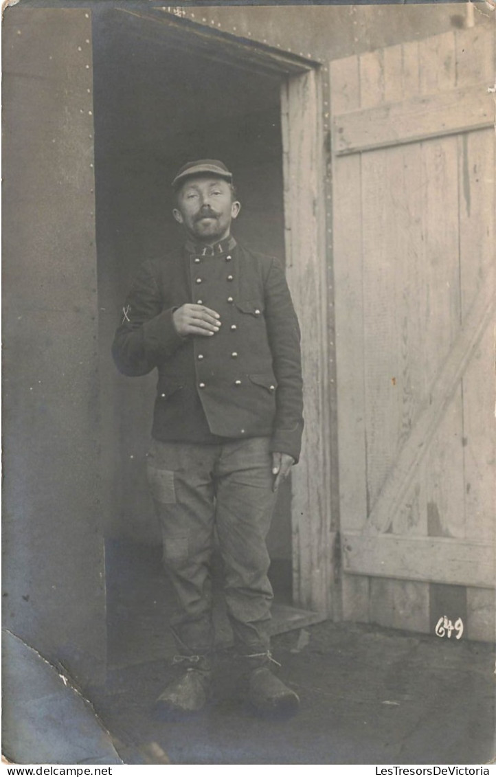 CARTE PHOTO - Un Officier Devant La Porte - Carte Postale Ancienne - Photographie