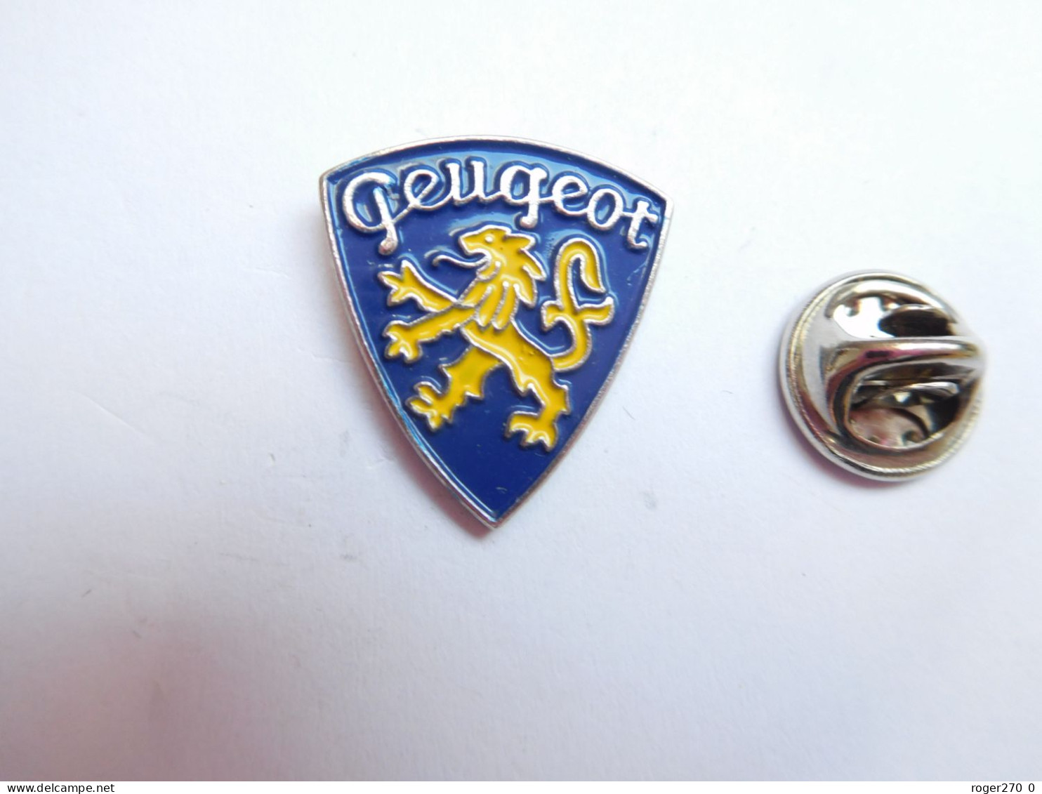 Beau Pin's  , Petit  Logo Auto Peugeot , Font Argent Quadrillé - Peugeot